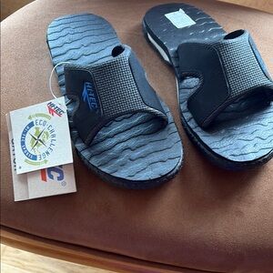 NWT  Hi-Tec Gator  Black Slides Men's SZ: 9